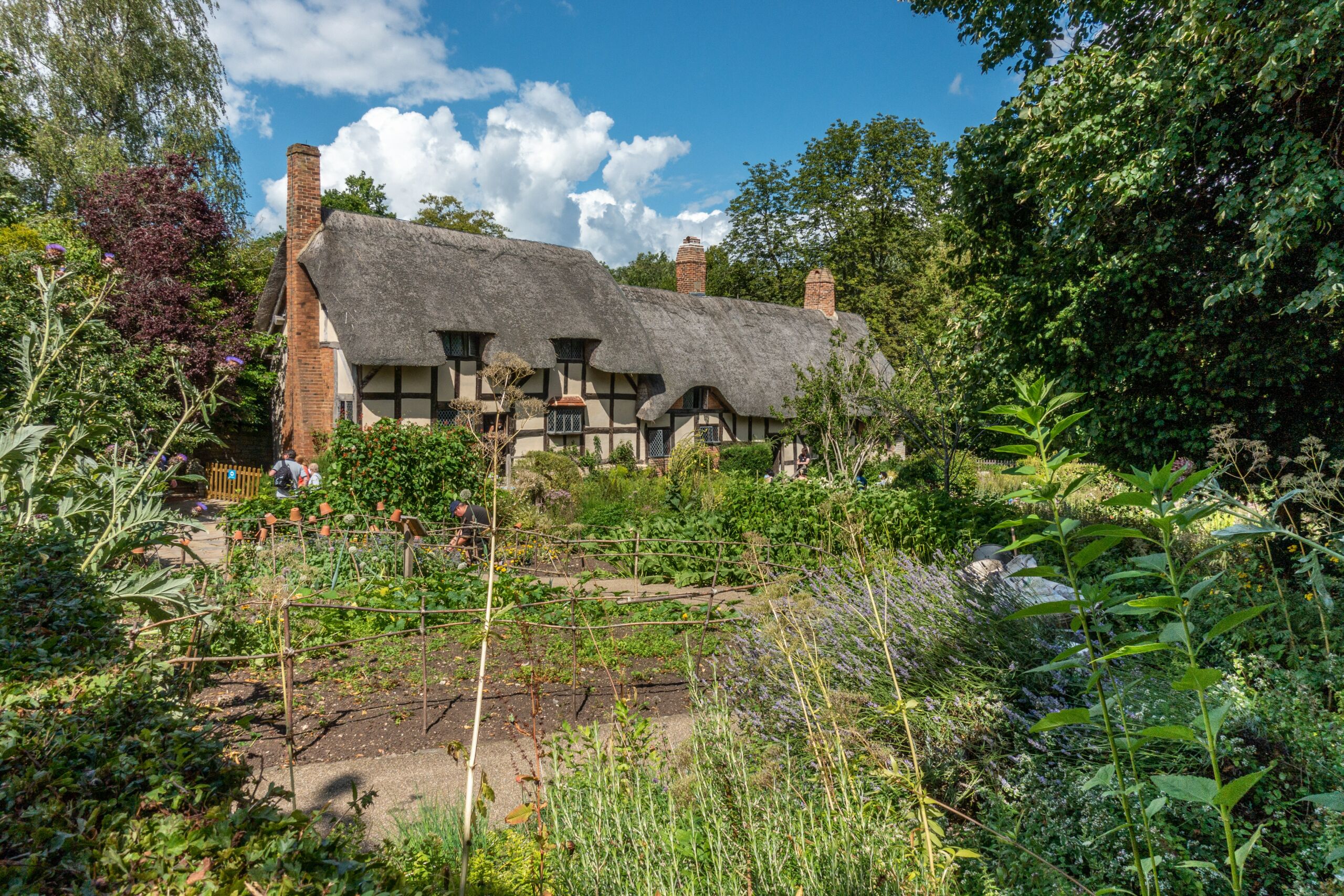 Anne Hathaways Cottage christopher eden diAIXIScrY4 unsplash scaled